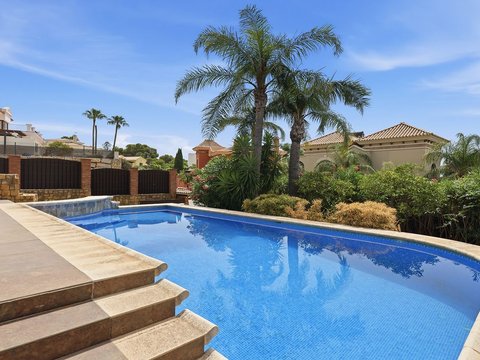 3-bedroom freehold villa in Estepona — photo 1 of 5