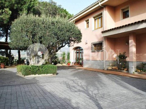 First photo of the property