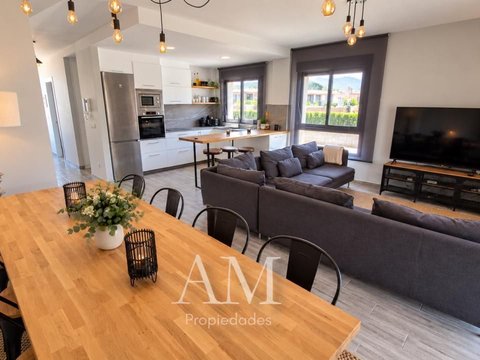 First photo of the property