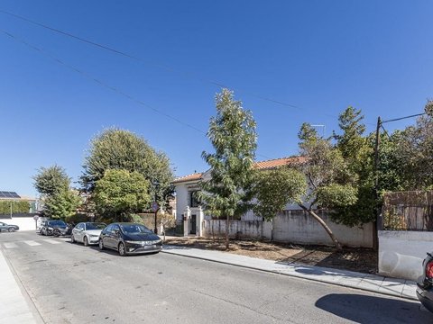 First photo of the property