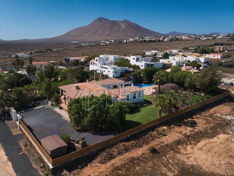 5-bedroom freehold villa in La Oliva — photo 1 of 5