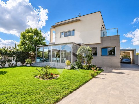 First photo of the property