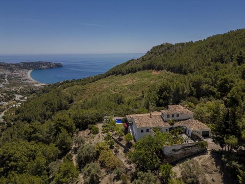 First photo of the property