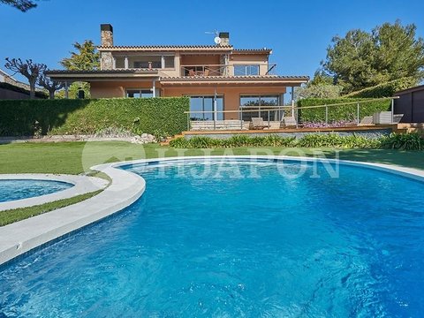 First photo of the property