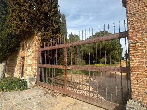 First photo of the property
