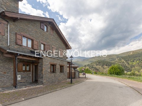 First photo of the property