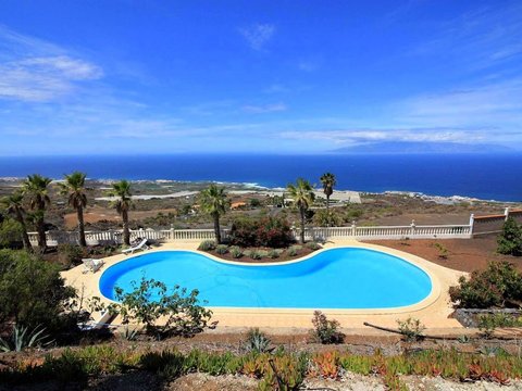 6-bedroom freehold villa in Guía de Isora — photo 1 of 5