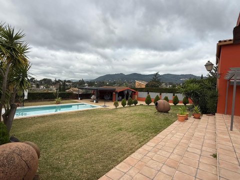 First photo of the property