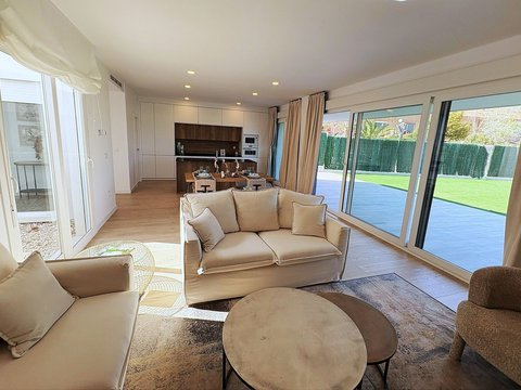 First photo of the property