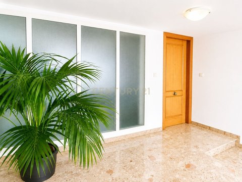 First photo of the property