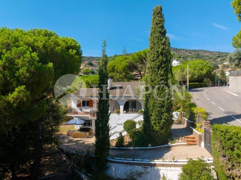 First photo of the property