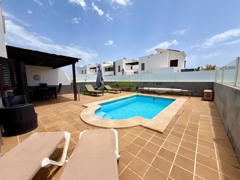 2-bedroom freehold villa in Yaiza — photo 1 of 5