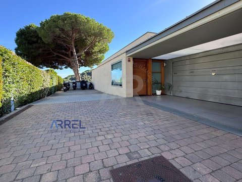 First photo of the property