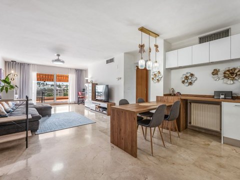 First photo of the property