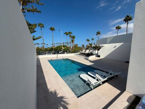 3-bedroom freehold villa in Adeje — photo 1 of 5