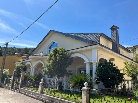 First photo of the property