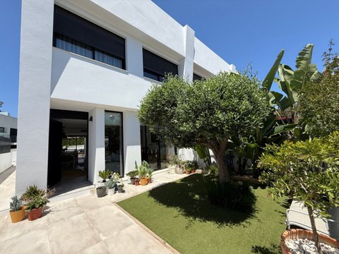 3-bedroom freehold villa in Ibiza — photo 1 of 5