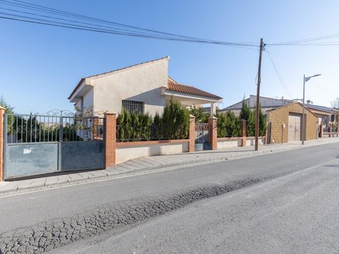 First photo of the property