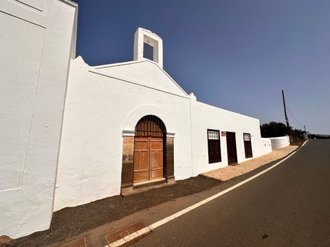 1-bedroom freehold villa in Tías — photo 1 of 5
