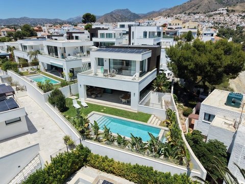 4-bedroom freehold villa in Nerja — photo 1 of 5