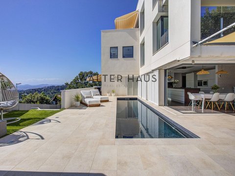 First photo of the property
