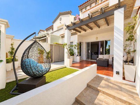 4-bedroom freehold villa in Manilva — photo 1 of 5