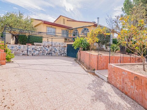 First photo of the property