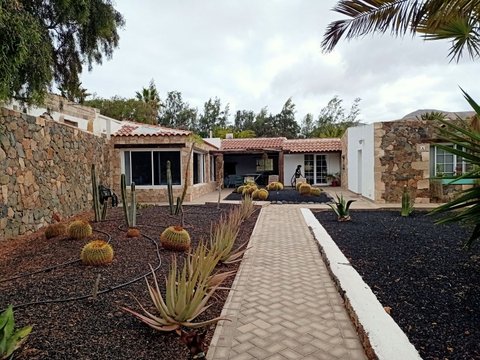 8-bedroom freehold villa in Pájara — photo 1 of 5