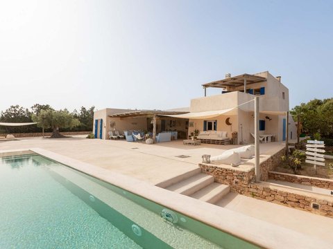 First photo of the property