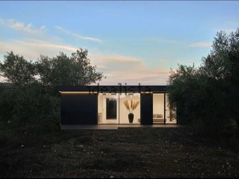 First photo of the property