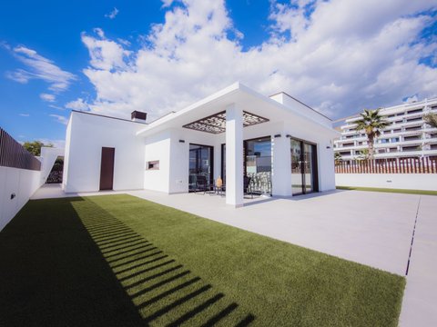 First photo of the property