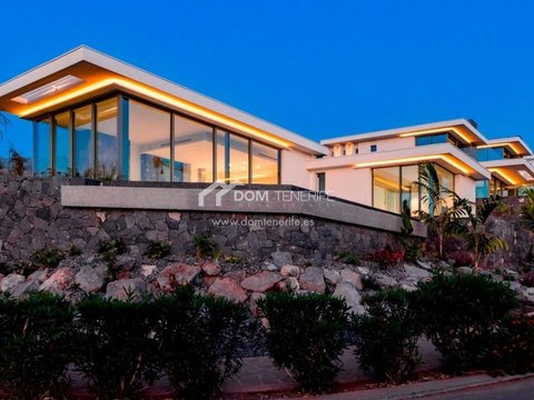 3-bedroom freehold villa in Guía de Isora — photo 1 of 5