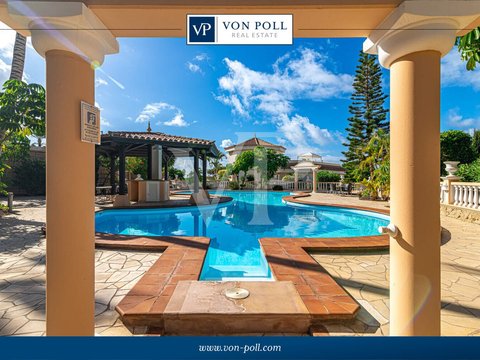 4-bedroom freehold villa in Adeje — photo 1 of 5