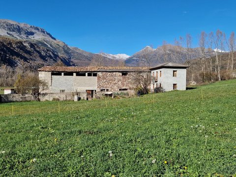 First photo of the property