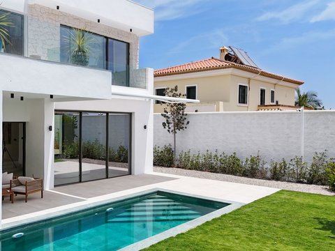 4-bedroom freehold villa in Estepona — photo 1 of 1