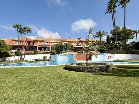 3-bedroom freehold villa in Estepona — photo 1 of 5