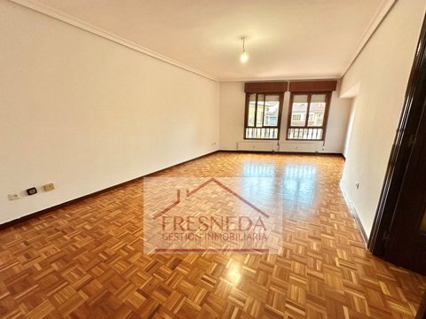 Prima fotografie a proprietății