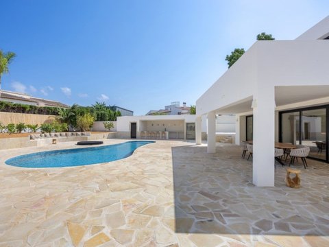 First photo of the property