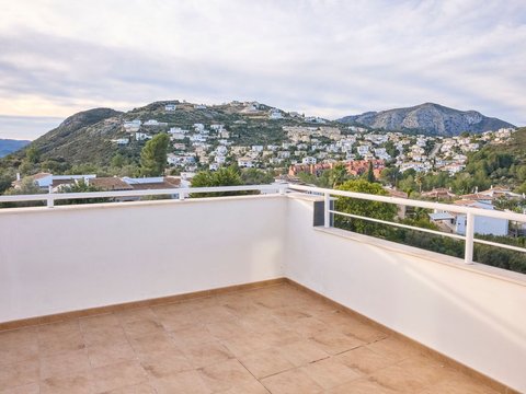 First photo of the property