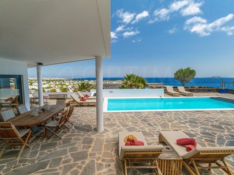 4-bedroom freehold villa in Yaiza — photo 1 of 5