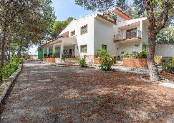 First photo of the property