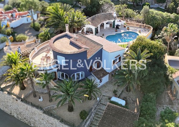 First photo of the property