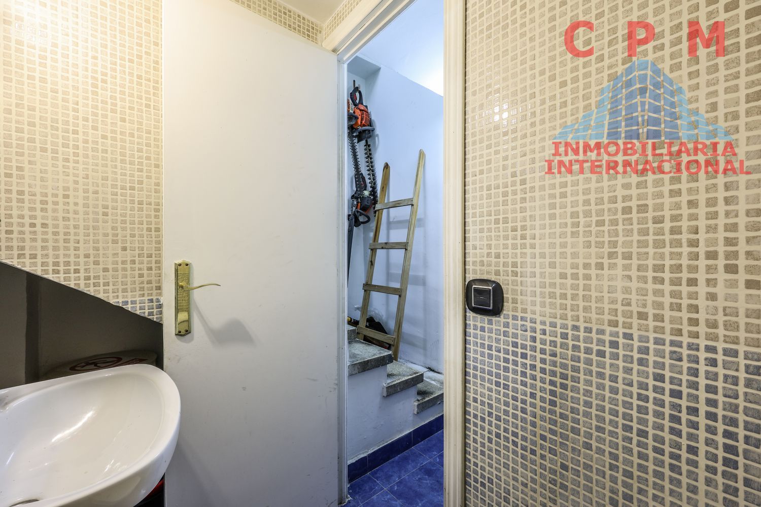 local-y-naves en madrid · latina 130000€