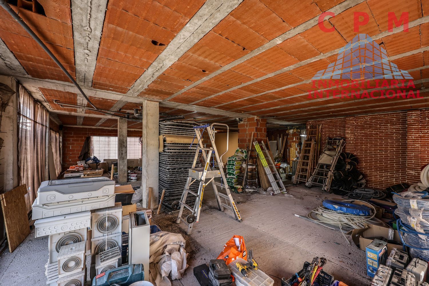 local-y-naves en madrid · fuencarral 2300€