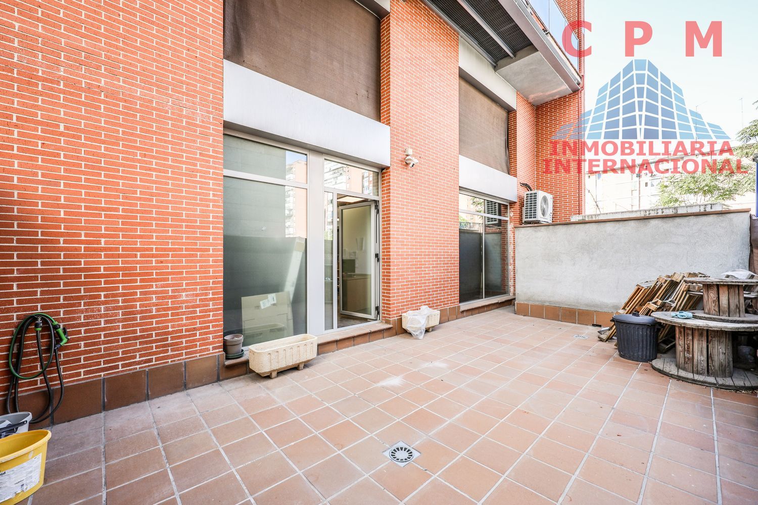 local-y-naves en madrid · fuencarral 2300€