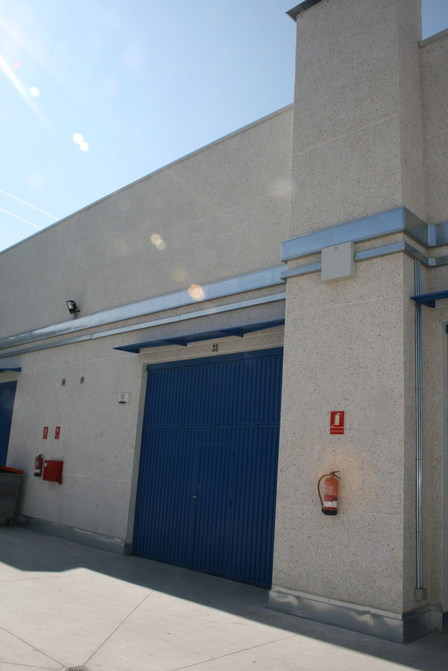 local-y-naves en madrid · villa-de-vallecas 235000€