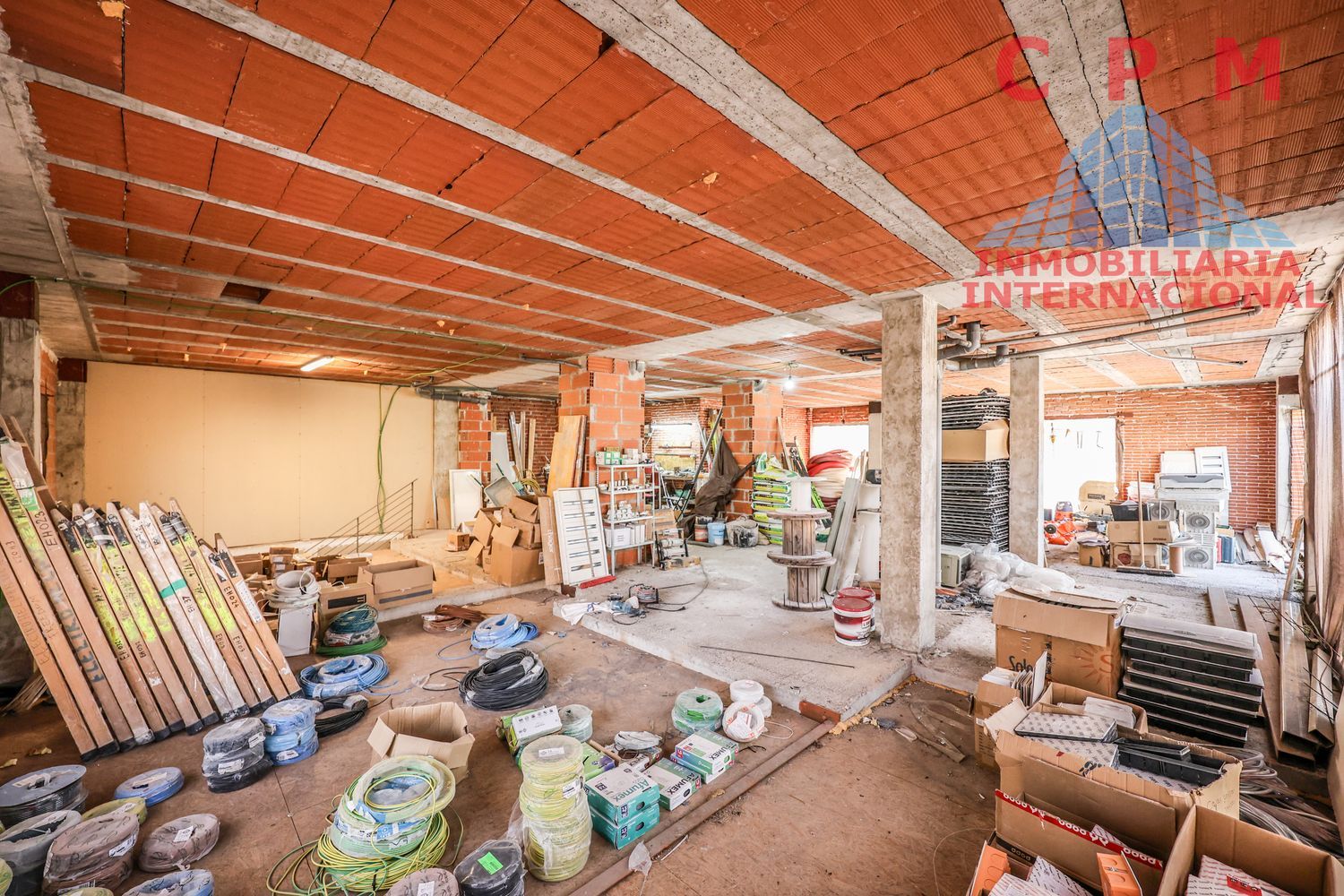 local-y-naves en madrid · fuencarral 2300€