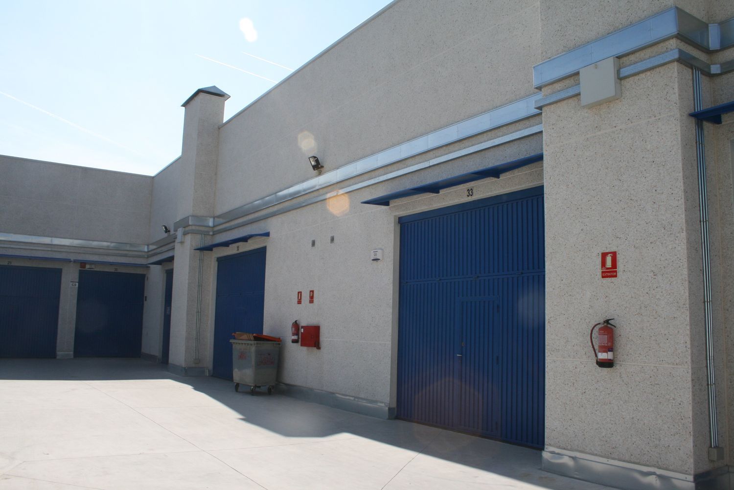 local-y-naves en madrid · villa-de-vallecas 235000€