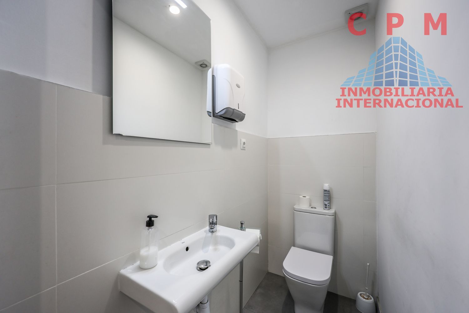 local-y-naves en madrid · fuencarral 2300€