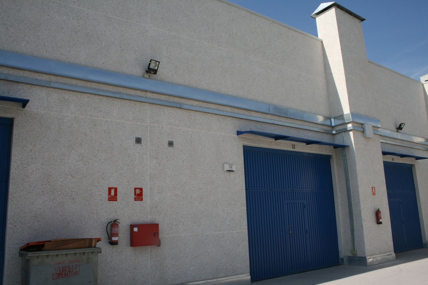 local-y-naves en madrid · villa-de-vallecas 235000€